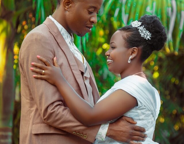 un couple pendant le mariage