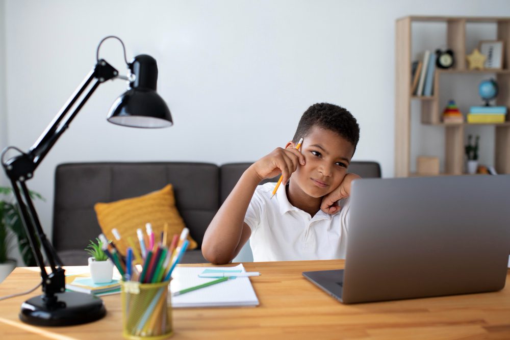 un enfant concentré reflechissant