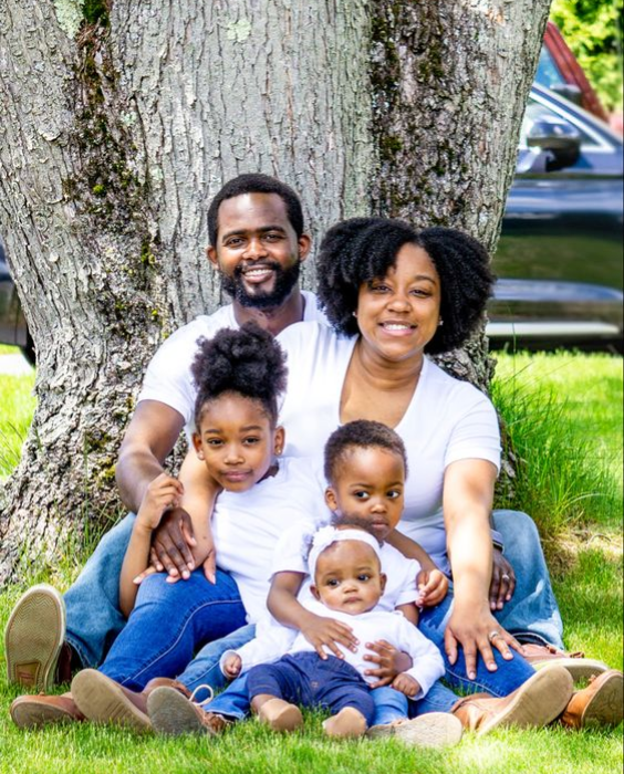 Un couple s'occupant de leurs enfants