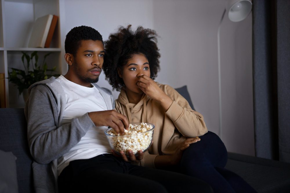 un couple devant une television