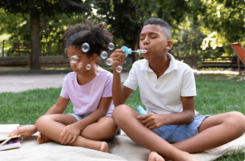 enfants jouant aux bulles
