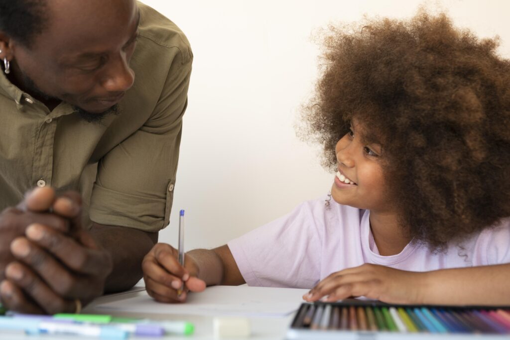pere-aidant-sa-fille-a-faire-ses-devoirs