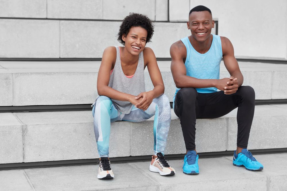 un couple faisant du sport
