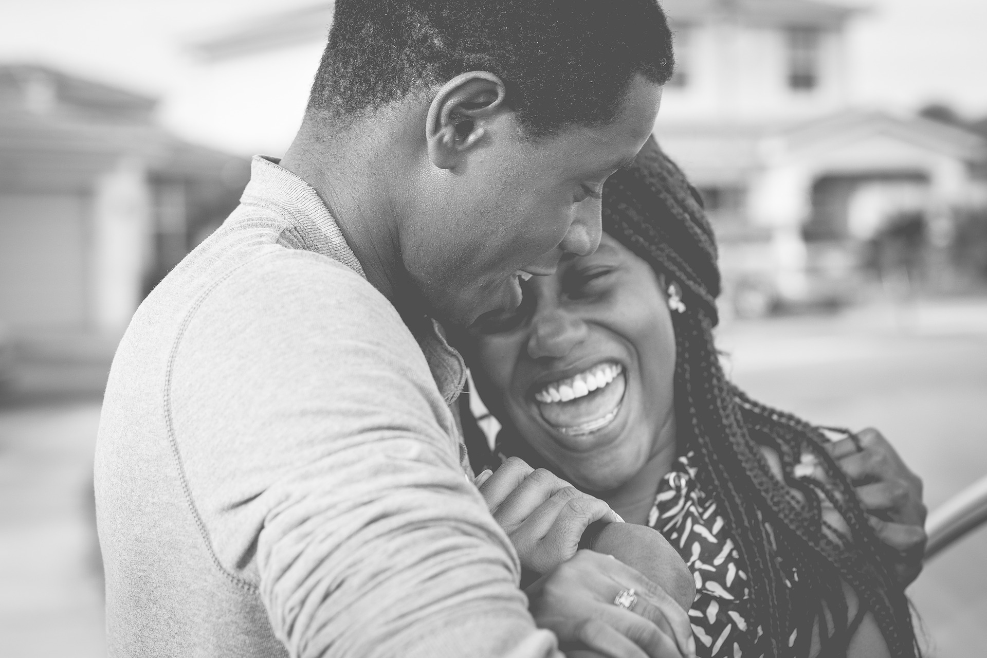 Un homme et sa femme riant