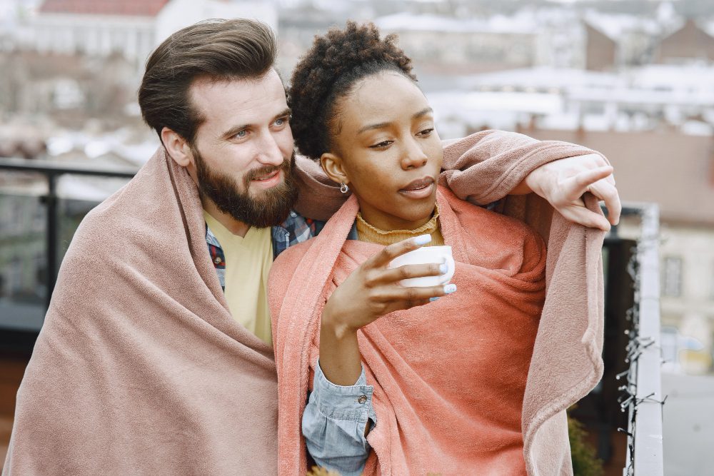 Couple mixte qui harmonise les différences culturelles