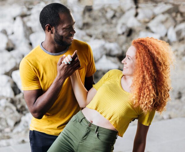 Couple dansant et montre leurs langages d'amour