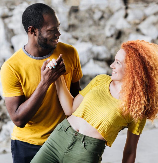 Couple dansant et montre leurs langages d'amour