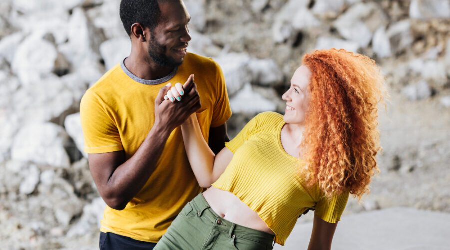 Couple dansant et montre leurs langages d'amour