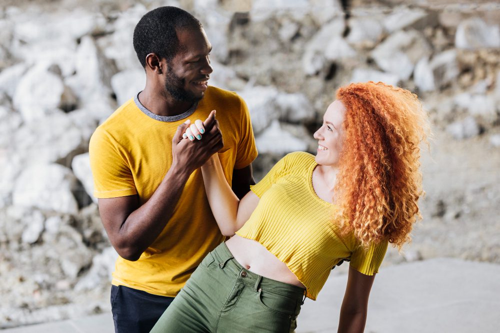 Couple dansant et montre leurs langages d'amour