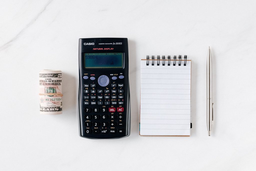calculatrice, calculant les finances du couple