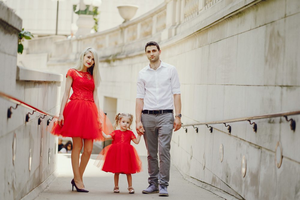 Parent qui accompagne un enfant d'honneur