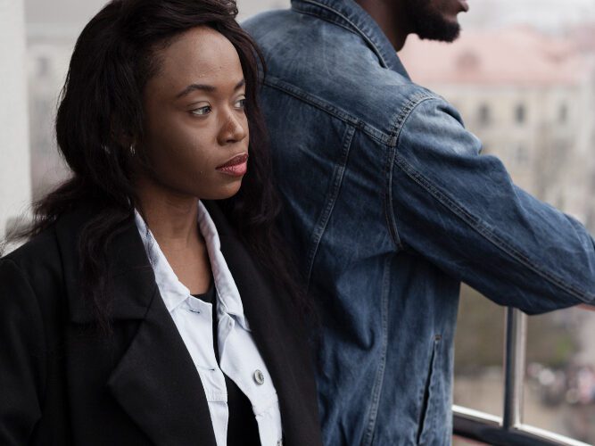 Couple marié discutant des défis et réalités du mariage