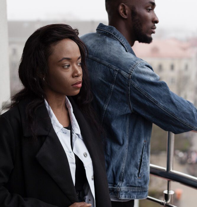 Couple marié discutant des défis et réalités du mariage