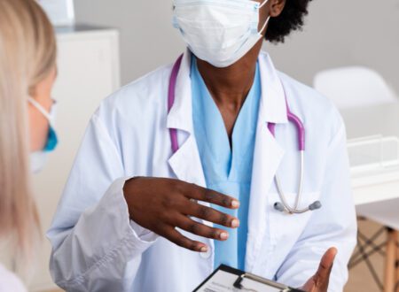Couple en consultation médicale pour réaliser les examens prénuptiaux