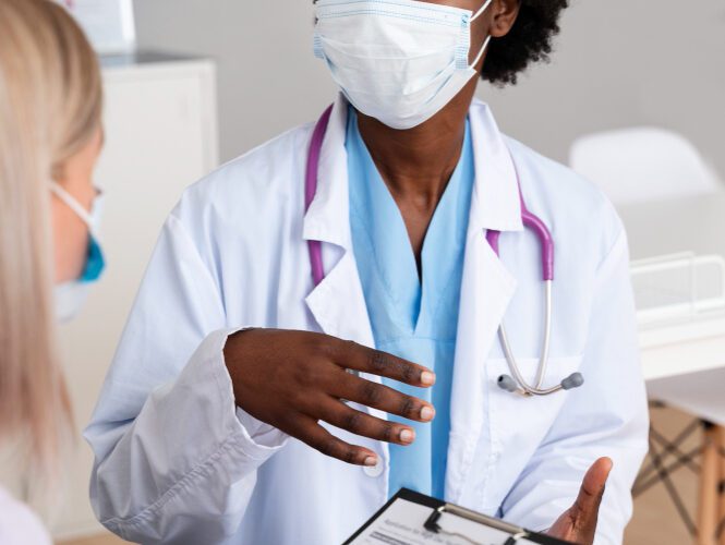 Couple en consultation médicale pour réaliser les examens prénuptiaux