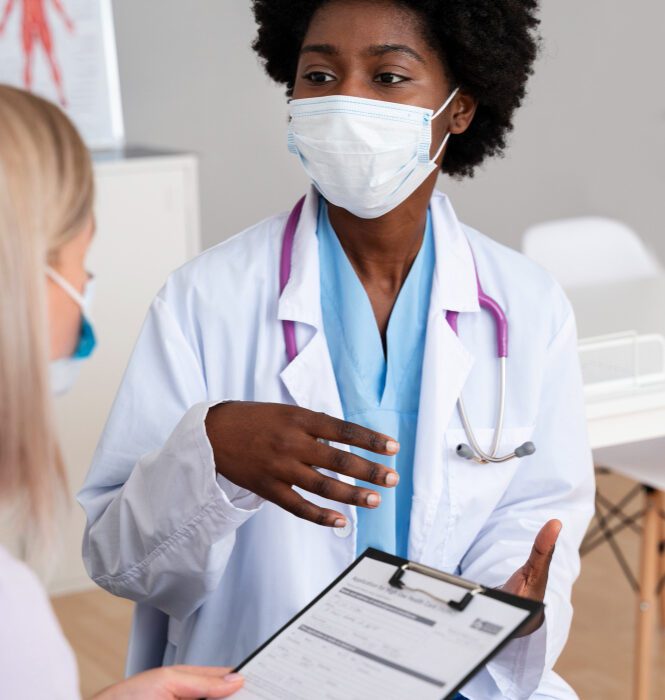 Couple en consultation médicale pour réaliser les examens prénuptiaux