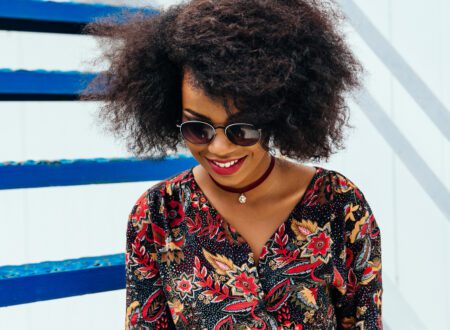 femme souriante cherchant quelque chose dans un cahier