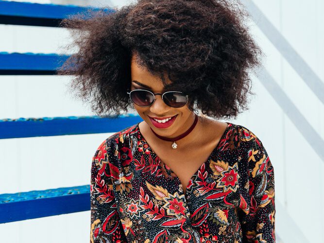 femme souriante cherchant quelque chose dans un cahier
