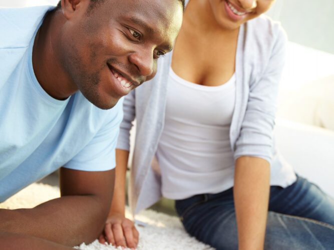 Un homme et sa femme devant un ordinateur