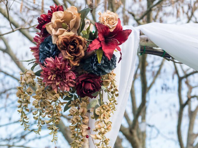 Des fleurs de mariages sur un arbre