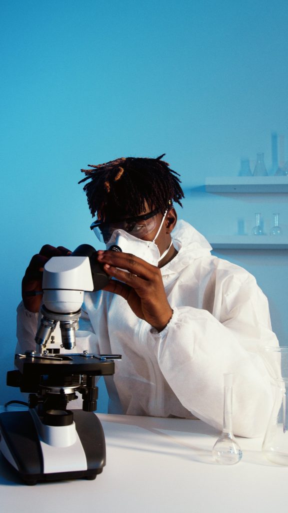 Medecin au microscope pour faire des test de santé avant le mariage