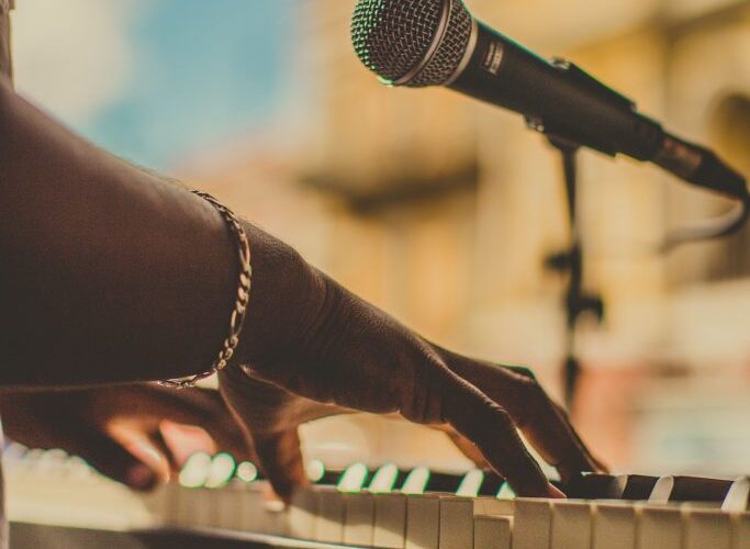 Un homme jouant au piano et chantant , lors d'une ceremonie de mariage