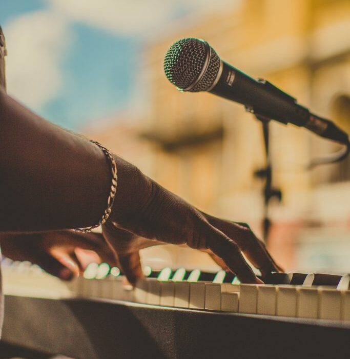 Un homme jouant au piano et chantant , lors d'une ceremonie de mariage