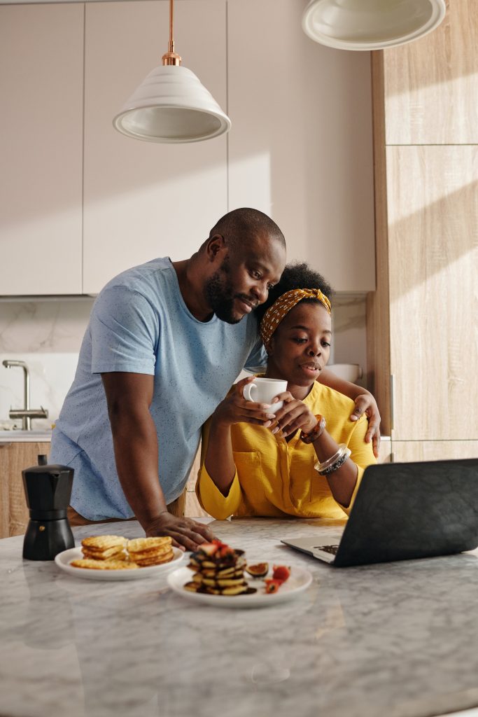 Un couple gerant les attentes du mariage