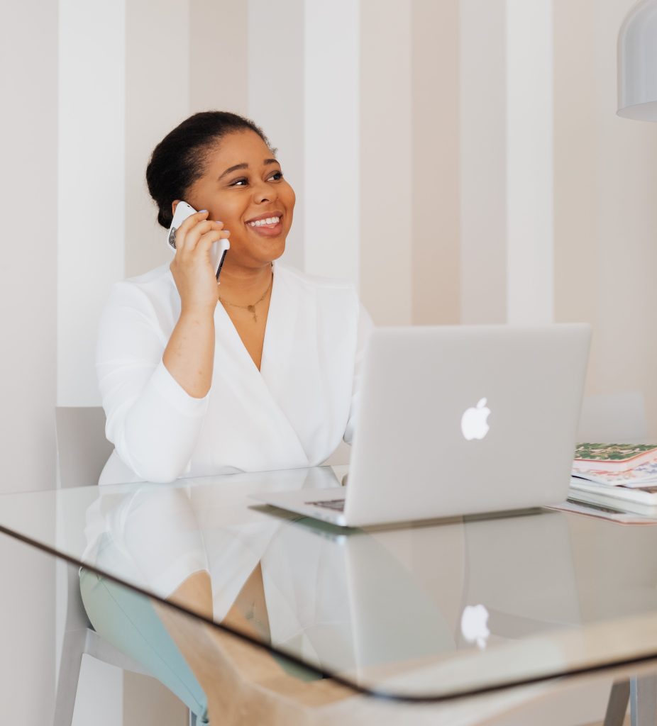 Un femme communiquant au téléphone avec le grand sourire après le mariage