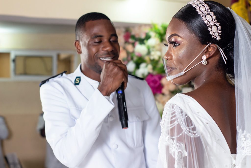 Un homme disant "oui" a son mariage symboles traditions du mariage