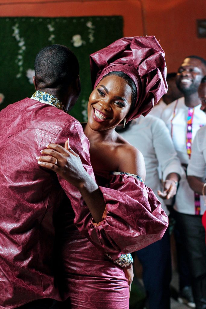 Un homme et sa femme dansant pendant leur mariage