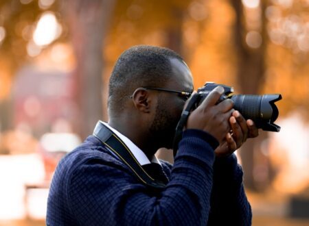 Un homme prenant des photos pour un évènement