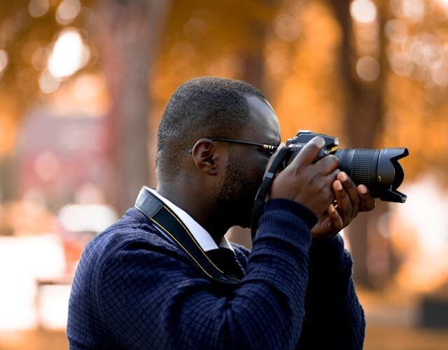 Un homme prenant des photos pour un évènement