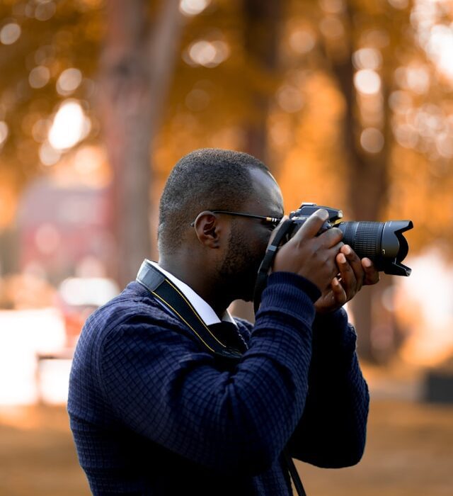 Un homme prenant des photos pour un évènement