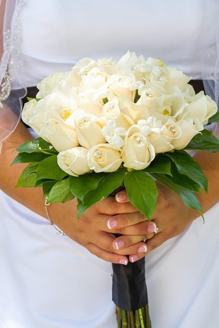 une mariée tenant un bouquet a la main