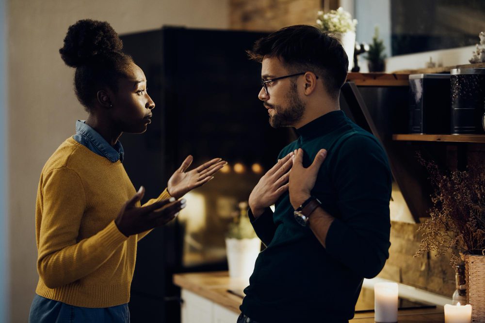 Couple mixte discutant pour obtenir des reponses