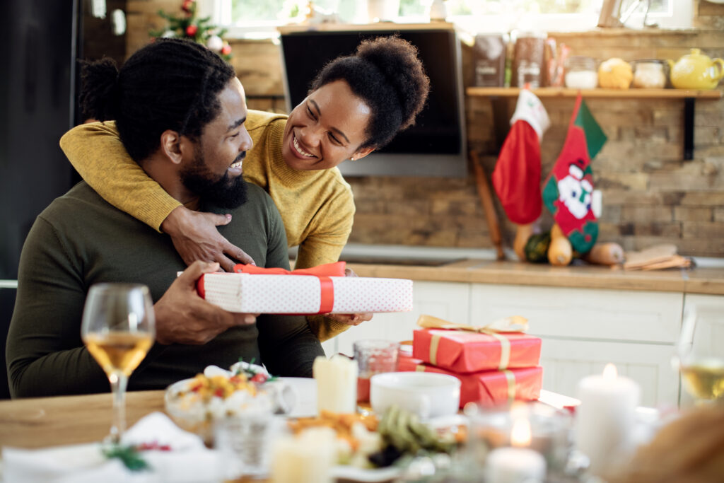 Couple heureux ayant des rituels et petites attentions pour reussir son mariage