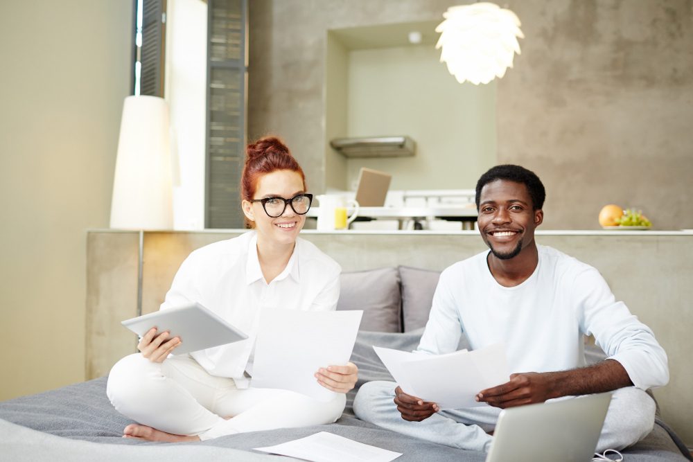 Couple mixte calculant leur budget commun