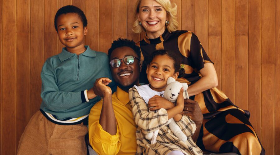 Famille recomposee heureuse Couple mixte
