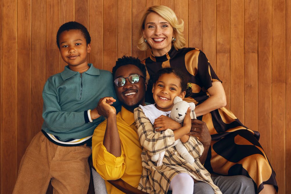 Famille recomposee heureuse Couple mixte
