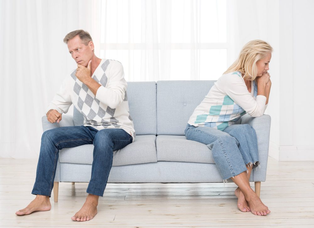le mensonge dans le couple introduit le silence